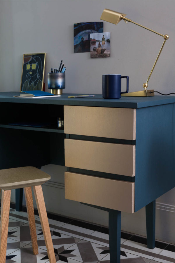 metal-absolu-bleu-metal-mat-or-jaune-brillant-bureau